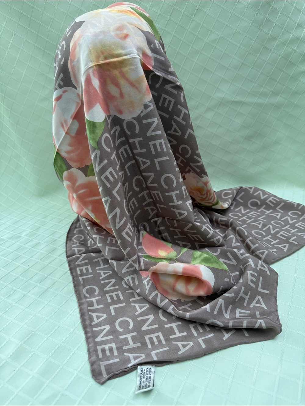 New vintage Chanel multicolored floral design large silk scarf - Picture 8 of 15
